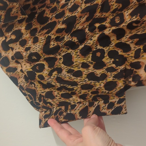Sunday's cheetah print Short Sleeve Woven top-medium🆕 - Picture 4 of 6